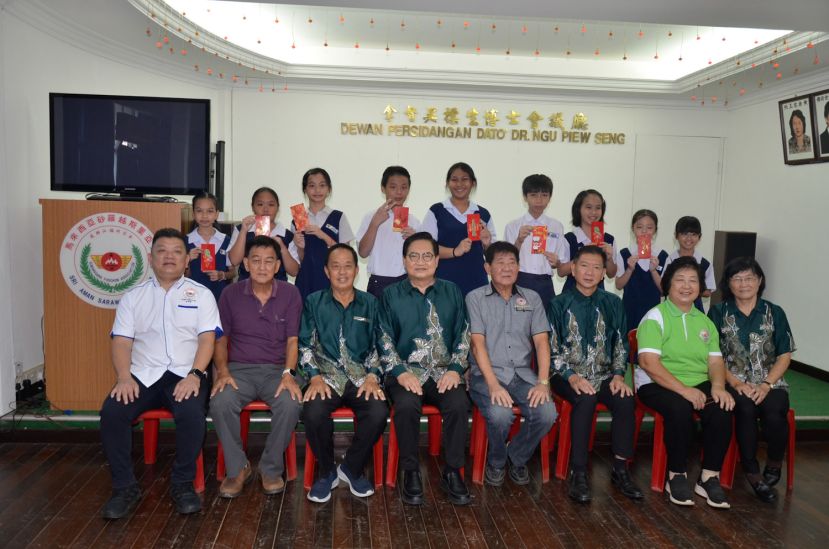 吴标生（左四）与理事及部分出席的得奖者合影。