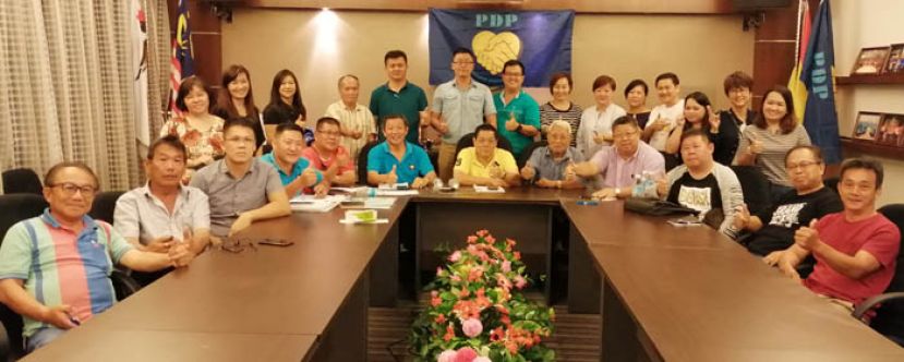 工委会成员出席新闻发布会。前排右起李伯亮丶杰菲里丶武吉阿瑟主席林倡源市议员丶民进党总财政丁华新丶菲立加雅丶中区主席拿督刘增强丶筹备会主席张文寿丶马密龙丶巴旺阿山主席黄敬禄等。
