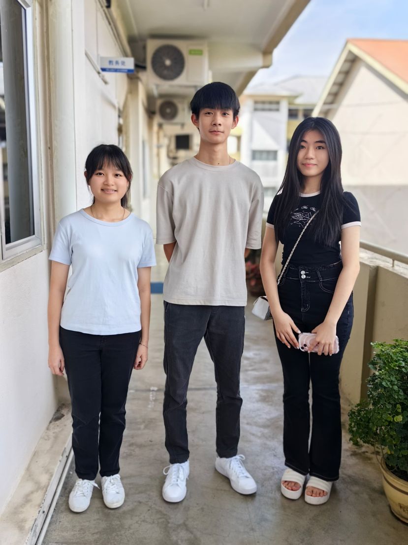高中统考10A生，左起为李静恩、陈朝郁和韩芳宁。