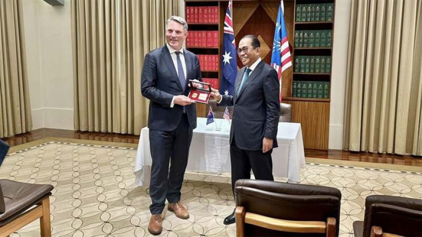 莫哈末卡立诺丁（右）与马尔斯会面。