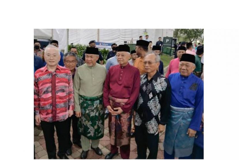 巫统主席阿末扎希（左二）出席首相署开斋节活动。