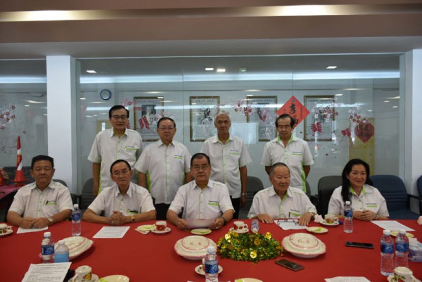 砂云南善堂坐者左起财政甲必丹刘天金、副主席郭兴开、主席郑文新、副主席钟名宝和副秘书长赖小冰。站者左起为副国英文书郑文发、副财政林瑞钊、中文书张寿国和秘书长张南华。