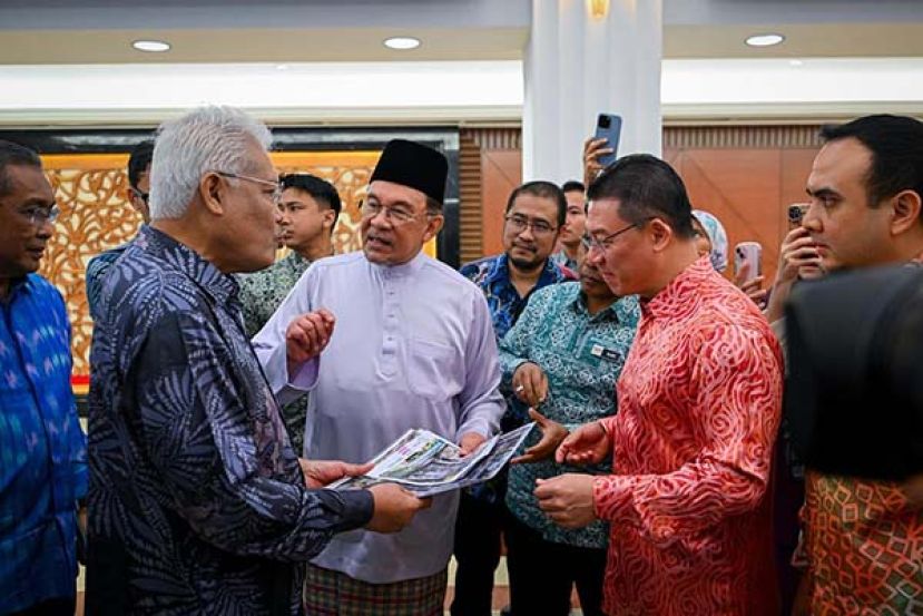 ●首相安华(左二)与倪可敏(右)向韩沙再努丁(左一)讲解城市翻新法案。