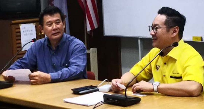 诗巫进出口批发商联合会会长江克智（左）向砂首长署政治秘书程明智反映进口猪肉罐头禁令问题。