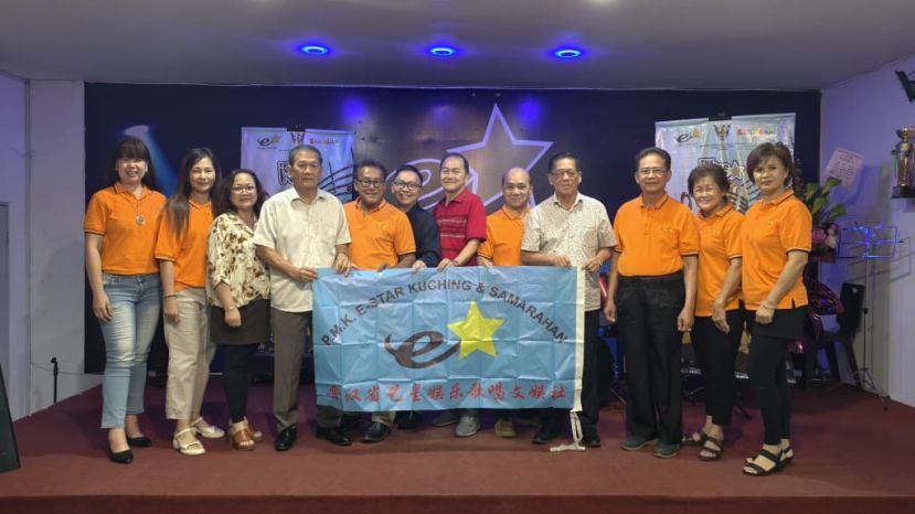 总领队林亚德（左4）授旗予晋汉省艺星娱乐歌唱文娱社主席天猛公拿督陈如飞（右4）及代表队。