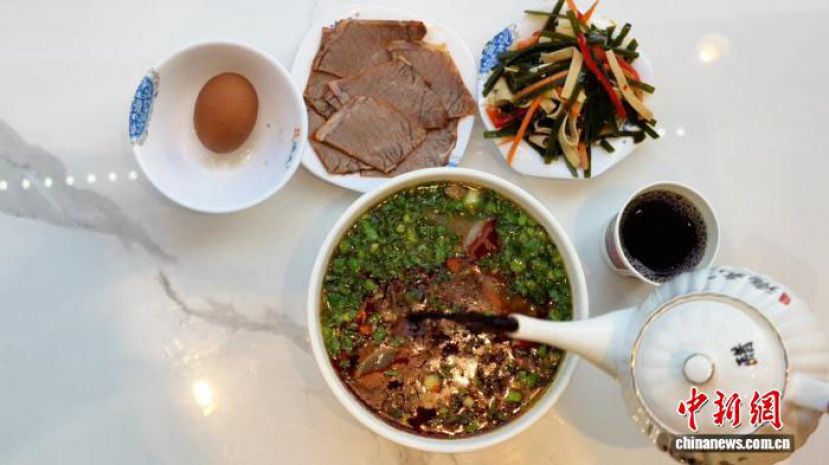 牛肉拉面讲究一清二白三红四绿五黄。