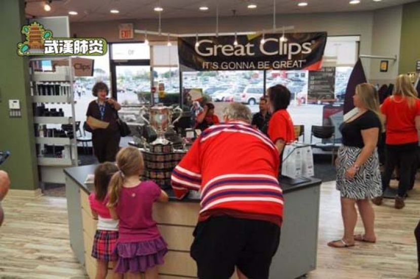 密苏里州一间连锁理发店Great Clips，上月有两名染疫的发型师持续工作8日，至少与140位客人和7位同事接触，客人和发型师当时戴上口罩，当地卫生局官员说，除两位发型师外，暂时没有出现与理发店相关的病例，反映防疫措施有效，令人鼓舞。