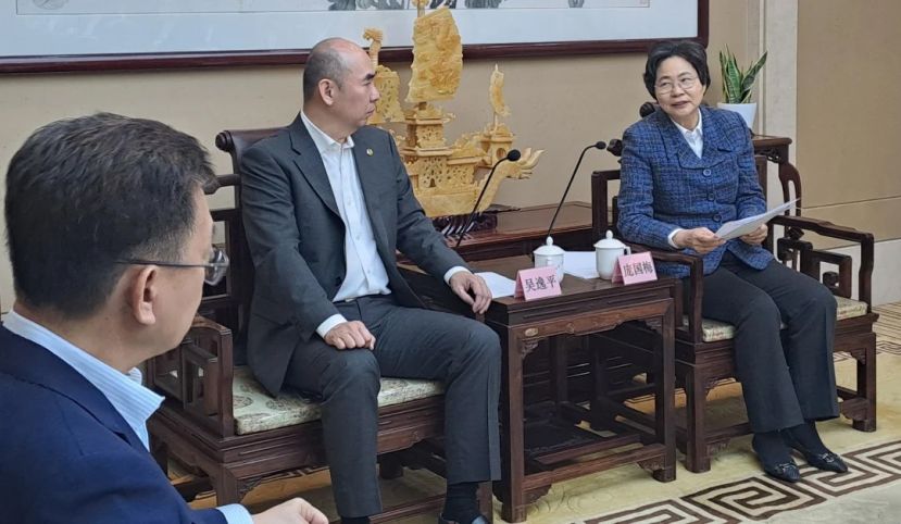 庞国梅（右）与中总代表团交流马粤企业合作的课题。左起为叶翃瑚及吴逸平。