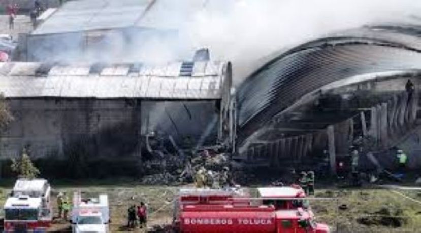 墨西哥一小飞机坠毁 7人亡。