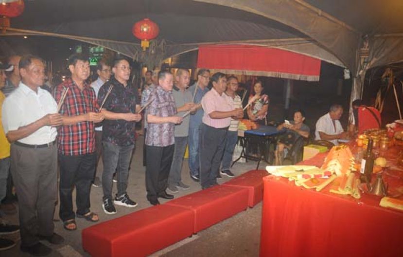 焚香秉告伯公，选出3年一庆之新炉主、副炉主及头家。左起分别为陈奂荣、拿督巴杜卡黃世琴、吴铭权、拿督斯里刘为强太平局绅及许瑞和等。