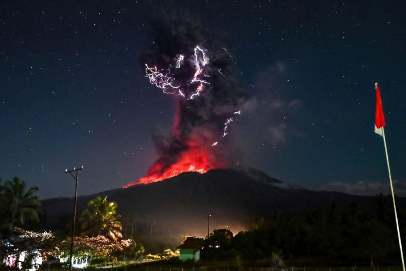 印尼南部火山剧烈喷发，火山灰柱近2万米。
