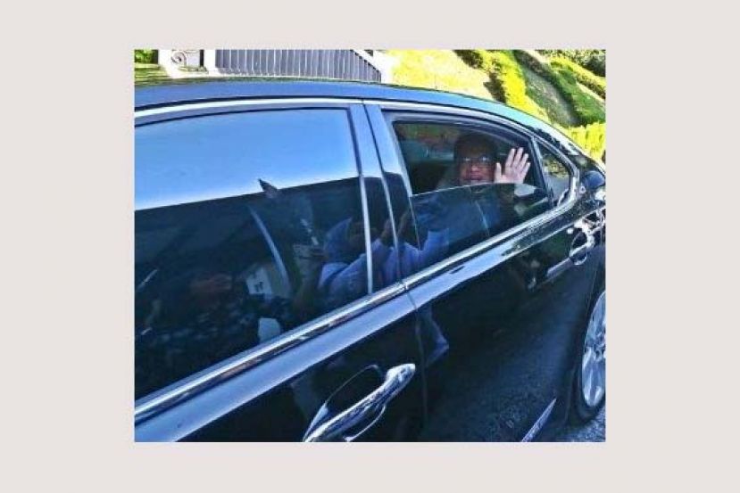 拿督斯里安华座车开入首相署，神情轻松的向驻守的媒体打招呼。