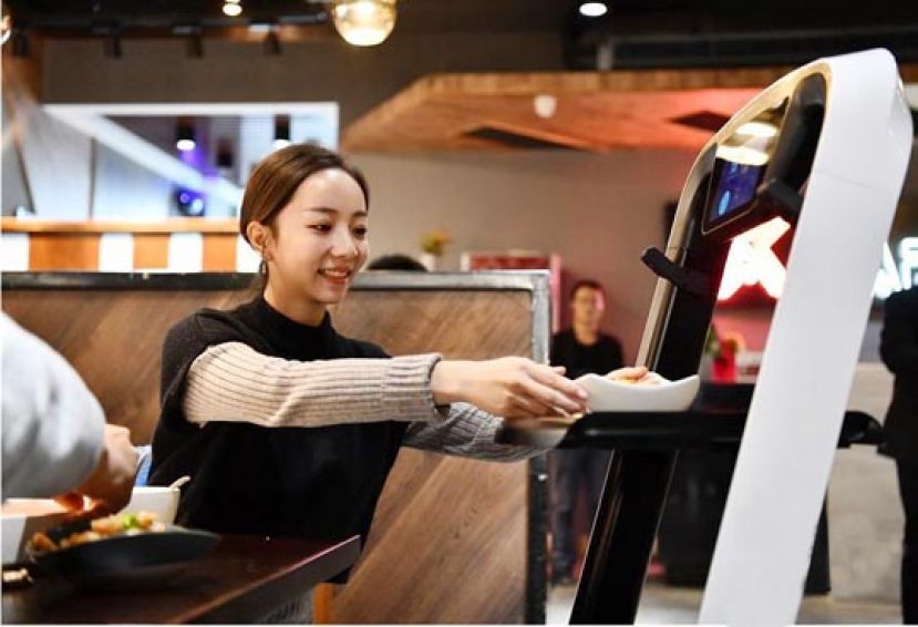 图示：顾客通过自动驾驶机器人取菜。