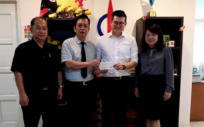 图示：俞利文移交拨款给晋汉连省华小教师会署理主席黄玉祥（左二）。