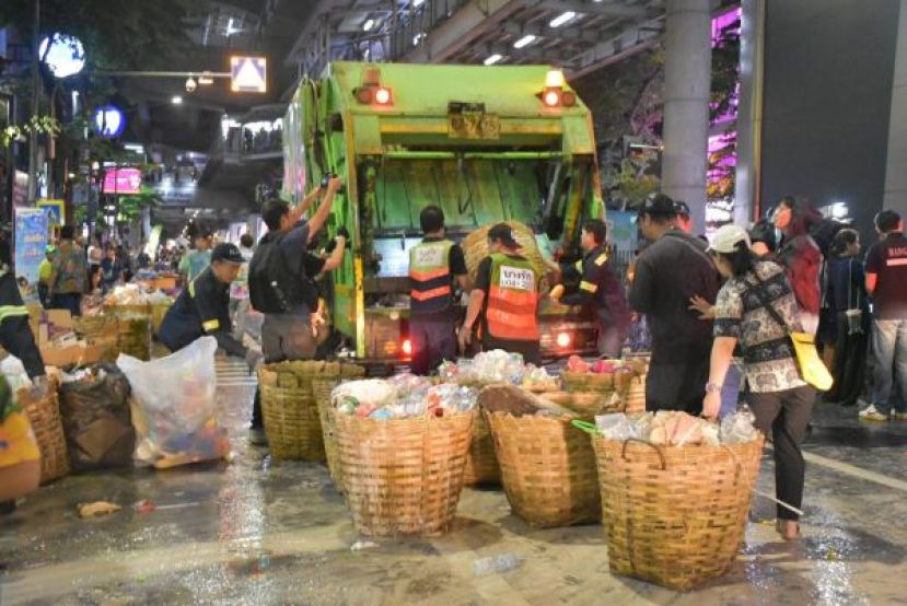 工作人员在是隆路清理路面，以恢复正常交通。