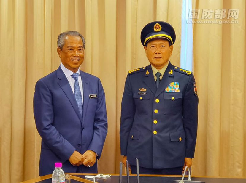 首相丹斯里丹斯里慕尤与中国国务委员兼国防部长魏凤和相见欢。