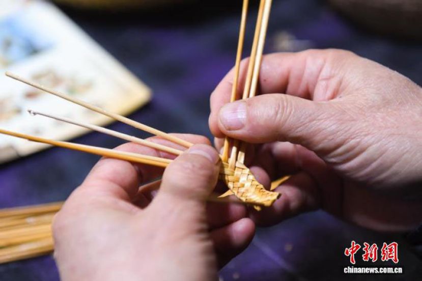 山东莱州，杨玉兴在编织&ldquo;莱州花&rdquo;纹样。