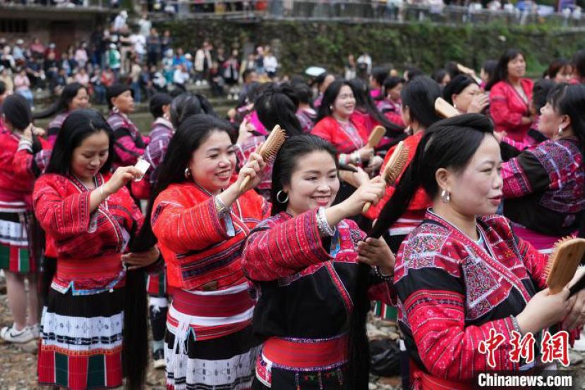4月22日，在广西龙胜各族自治县龙脊镇黄洛瑶寨，当地瑶族民众正在挑战吉尼斯世界纪录。