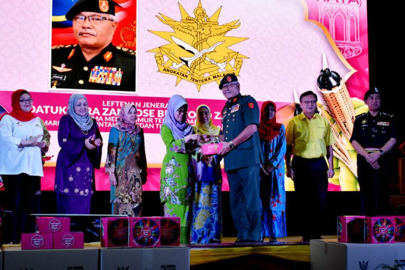 砂福利、社会和谐、妇女、 家庭与学前教育发展部长拿督斯里陈赛明（左四）移交佳节糕点予东部陆军指挥官拿督威拉占罗斯莫哈末再因中将（左五）。