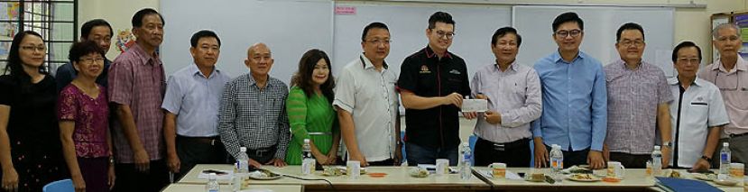 古晋市区国会议员俞利文（右六）移交5万令吉拨款充作二小扩建用途，由古晋中华小学校董会主席王长福（右五）接领，右四为浮罗岸区州议员黄庆伟及古晋中华小学校董会署理主席蔡文铎（右七）。