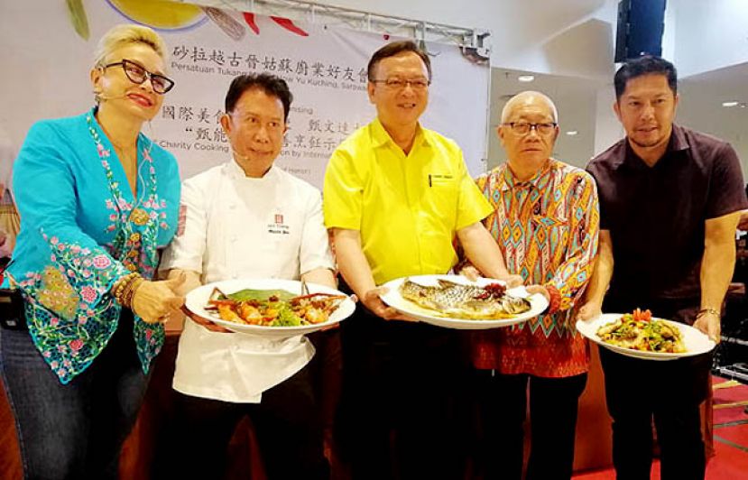 众嘉宾展示甄文达大师现场为公众示范的3道烹饪料理，(左起)为拿汀黄多娜、甄文达大师、巴达旺市议会主席罗克强、古晋姑苏厨业好友会主席吴亚声及古晋Aeroville Mall董事陈君仪。