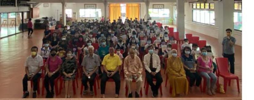 罗克强（前左5）今日出席古晋佛教居士林颁发会员子女学业优良奖励金仪式后与众人合影。