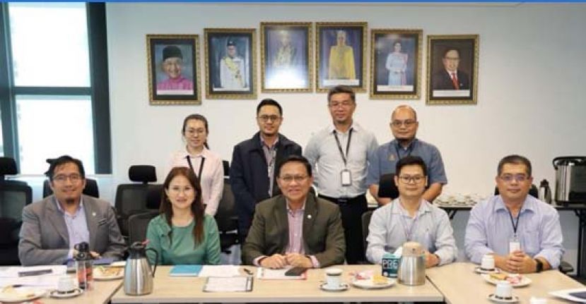 砂乡区电力助理部长拿督阿都拉曼祖乃迪与教育（前排坐者中）与各部门官员开会后合照。