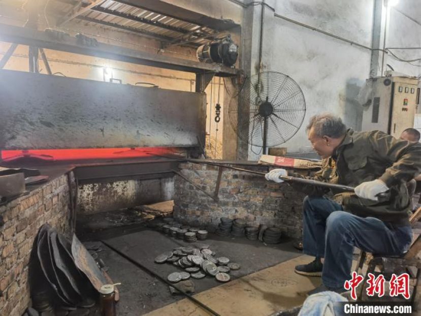河南省非物质文化遗产欧营铜器制作技艺代表性传承人欧阳廷如正在煅烧欧营铜器。