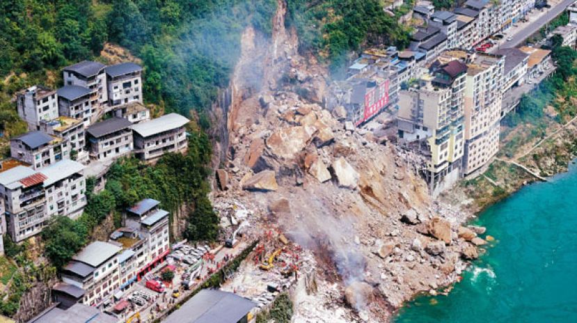重庆彭水县17日发生山崩。