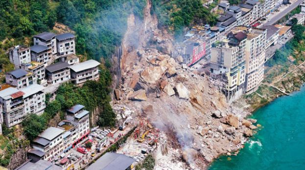 重庆彭水县17日发生山崩。