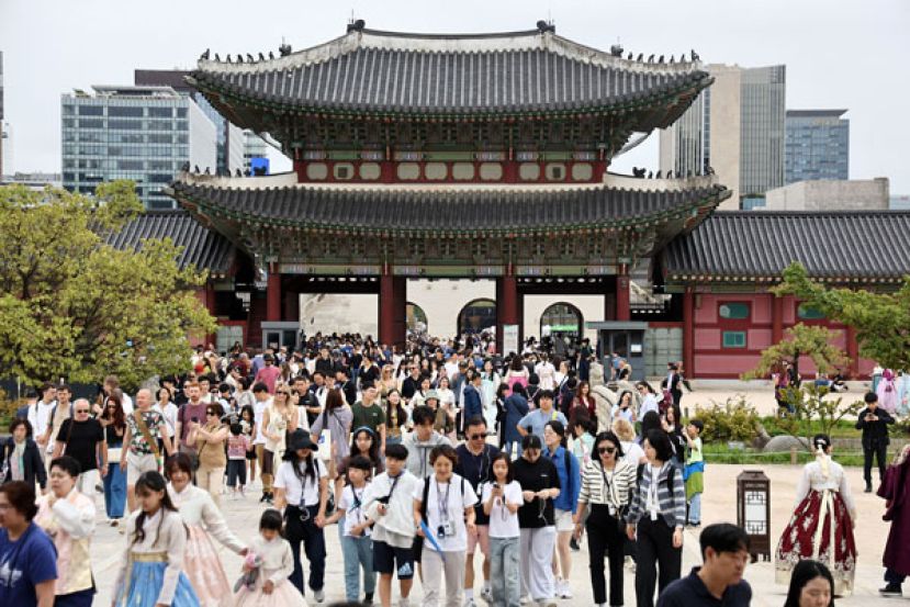 中秋连假期间首尔景福宫挤满游客。