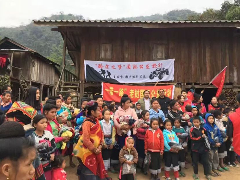 为老挝儿童捐赠衣服。