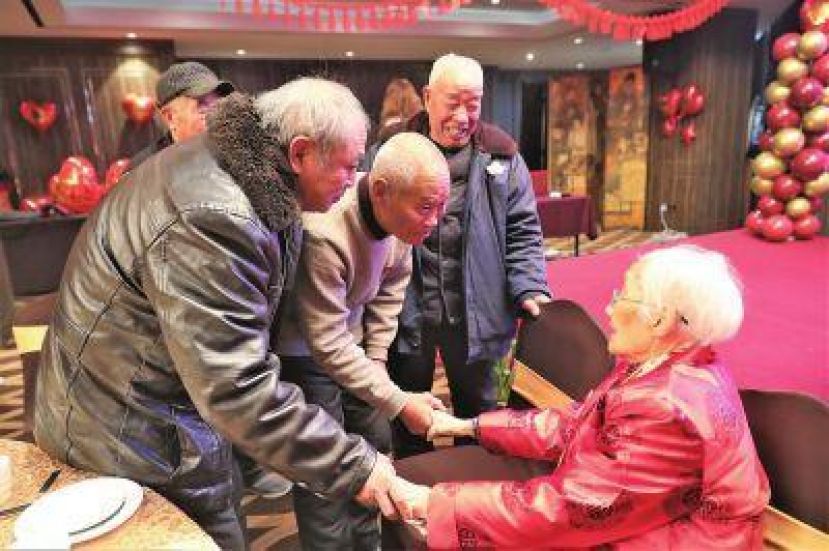 吕秀贞在古荥镇程庄村曾教过的三名学生，虽已年龄较大，但专程赶来祝寿。