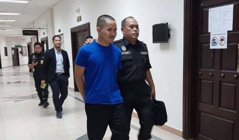 被判处坐牢7年和罚款1万令吉的前辅警，被押离开法庭时摄。