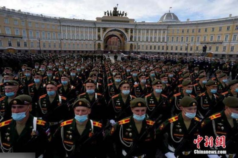 当地时间6月20日上午，俄罗斯圣彼得堡市举行了胜利日阅兵总彩排。俄军方表示，彩排开始前，俄罗斯辐射化学和生物防护部队对冬宫广场进行了全面消毒。