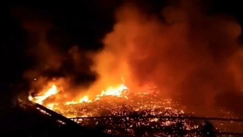 山打根幸福村大火 逾千水上屋被烧毁。