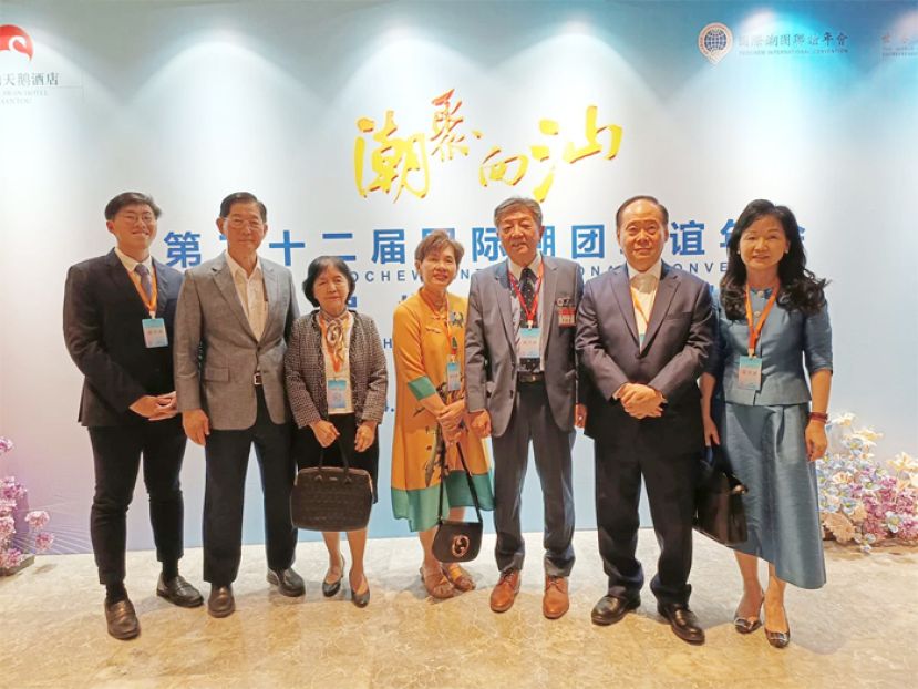 吴源盛伉俪（右3起），率领林宽城伉俪（左2起）、陈炎顺伉俪（右1起）及吴子翰（左）参与盛会。