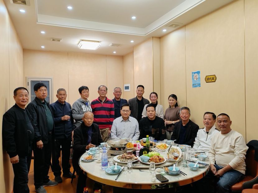 在福州逗留期间，吴标生博士（坐左二）得到了其闽清祖籍家乡亲属的盛情招待，并与佳垅村的宗亲会会长吴书锋（站左一）与佳垅村书记吴丽青（站右二）等亲友合影于晚宴上。