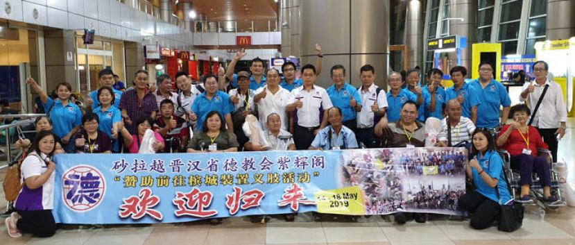 由紫辉阁资助及保送的15名前往槟城接受安装义肢的残肢同胞，周六晚接受义肢后返抵古晋国际机场，受到紫辉阁理事们的热烈迎接。