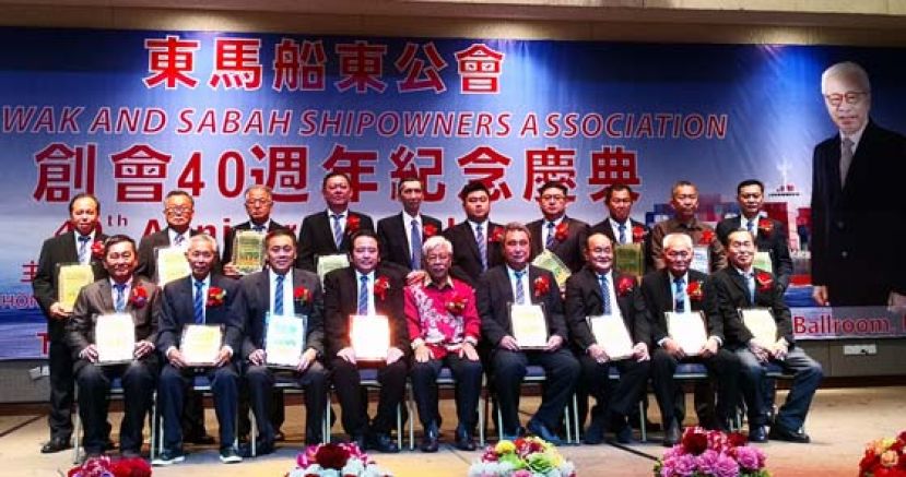 东马船东公会庆祝创会40周年，砂副首长詹玛欣博士与获得长期服务奖的理事合影。