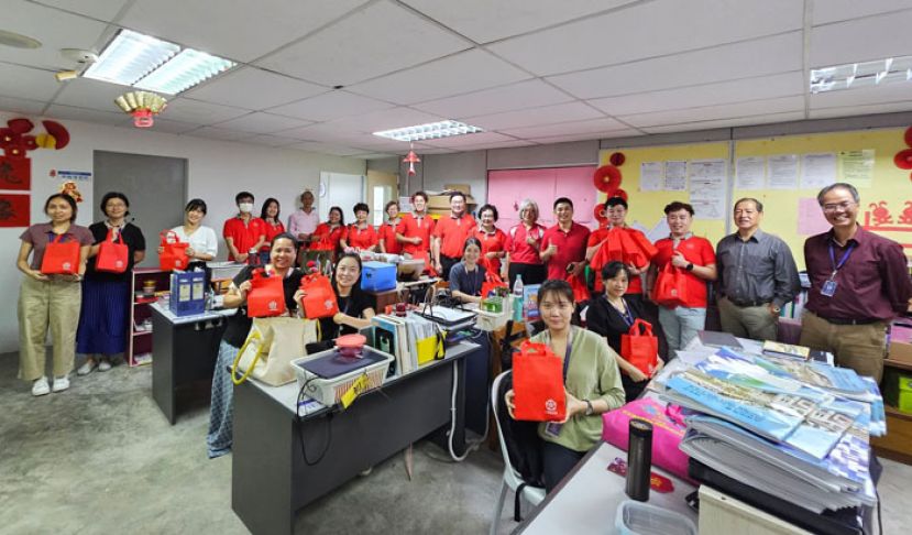一中校友会执委理事与一中教师和校长（右一）合影。