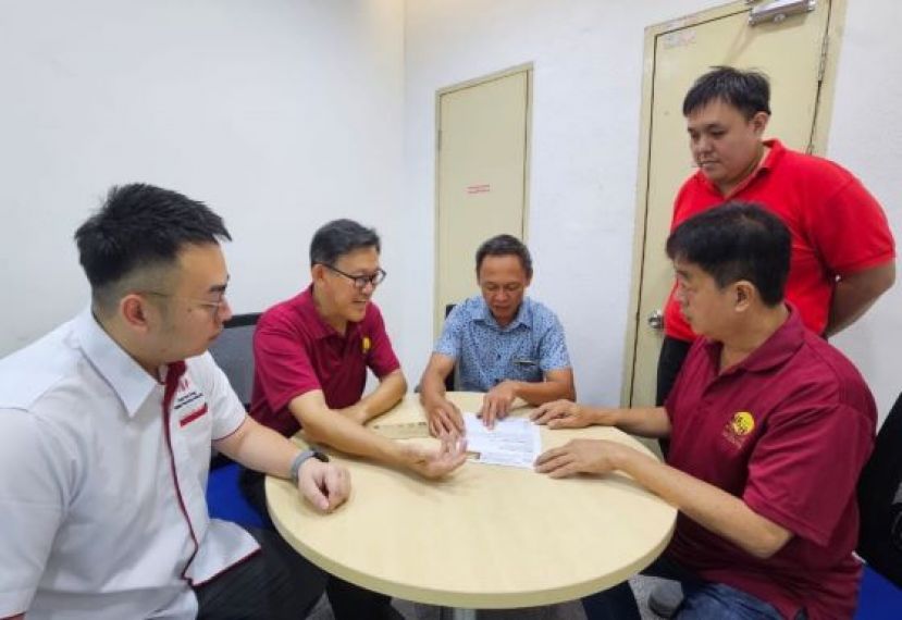 社险砂局长陈邦正（左3）同坊间社险福利觉醒推手薛华东（左2）、许义华（右）等人讲述社险自雇人士计划保障。