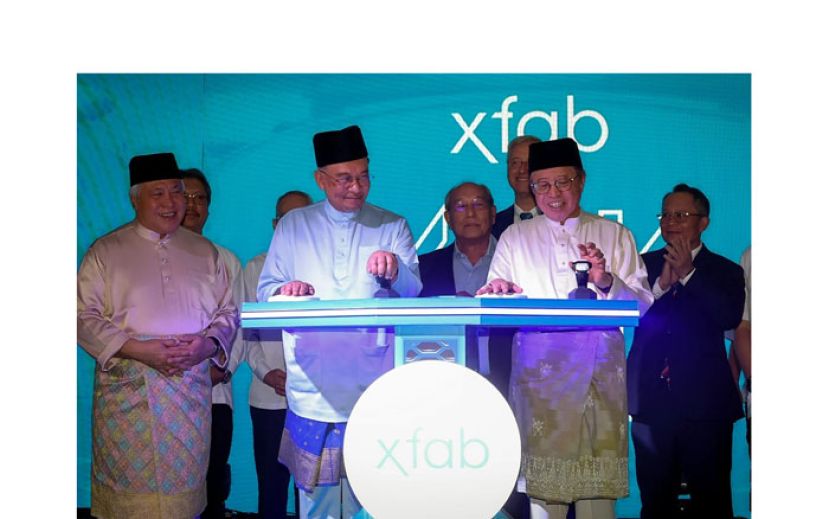 首相安华与阿邦佐哈里（右）按下按钮，主持X-FAB砂拉越厂房扩建仪式。