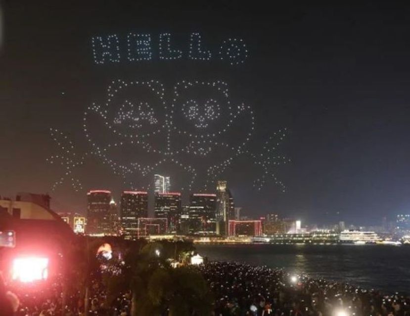 千架无人机点亮香港夜空，展现大熊猫魅力。