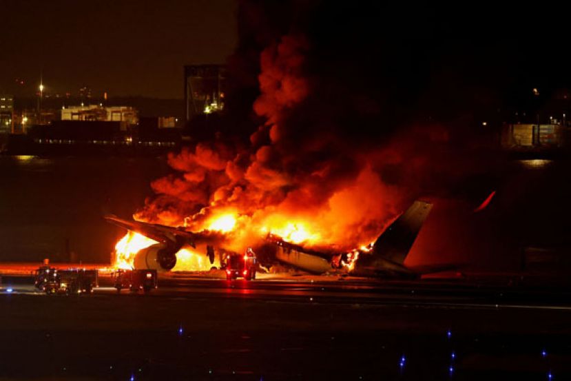 日本航空JAL516班机2日在羽田机场起火燃烧。