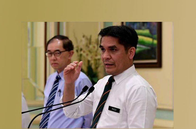 教育部长莫哈末拉兹主持新闻发布会，左为副部长马汉顺。