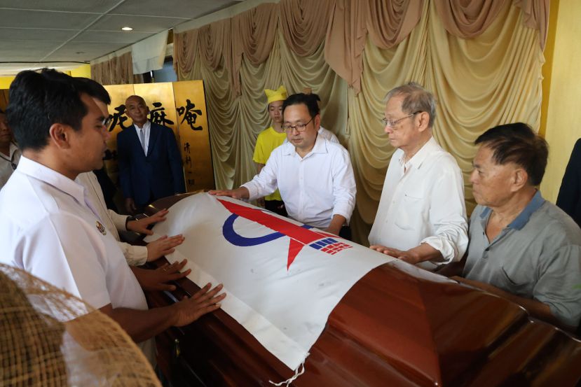 砂行动党元老杨锦美（右起）、创党元老张守江、张健仁；莫迪（左起）及俞利文一同将行动党党旗庄严地覆盖在林老的棺木上，以象征党对他毕生贡献的最高敬礼。