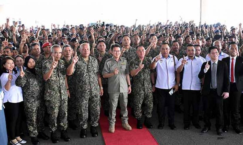 图示：马来西亚国防部副部长刘镇东(中)巡视摩拉端军营时和军人大合照。