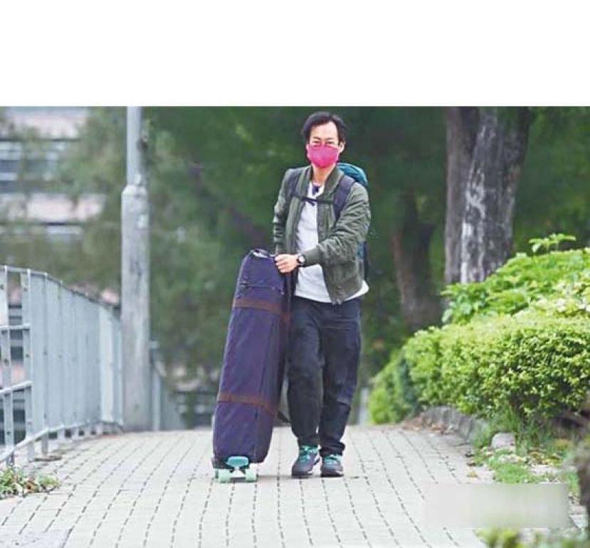 抬着近30磅按摩床的Abe，每天纵横港九新界多个地区提供上门推拿服务。