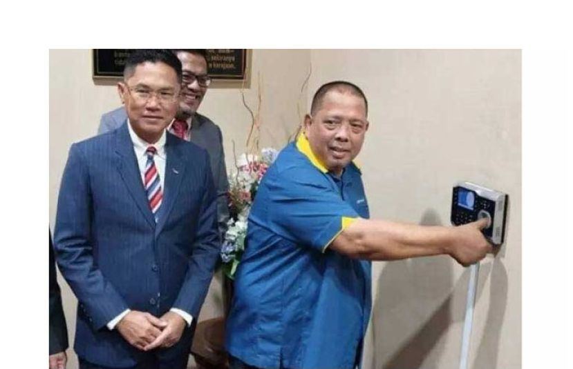 新任玻州大臣阿布巴卡打卡上班。